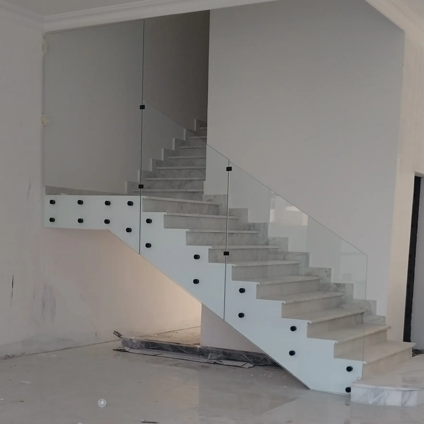 Glass staircase fabrication and installation